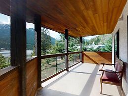 Lakefront Chalet with private dock