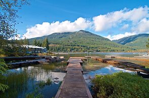 Lakefront Chalet with private dock