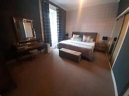 Stunning Riverside Town House With Views, Ayrshire