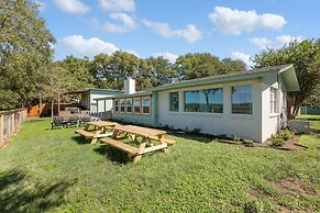 Guadalupe Bluff Farmhouse 3 Bedroom Home by Redawning