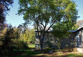 Bushwillow Spacious Cottage for 2 People With Private Garden Access!