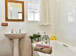 Lemon Thorn Cottage for 2 People With Wonderful Private Terrace in Gar