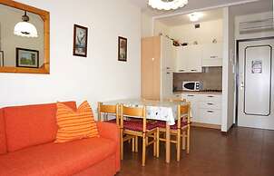 Flat With Shared Pool, Lift, for 4 Guests