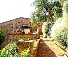 La Terrazza, Elegant Tuscan Stone House With Garden and Terrace in Cet