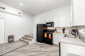 2BR Park Ave Townhome with parking by Cozysuites