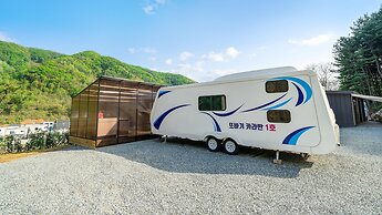 Gapyeong Ddobagi Pet & Spa Glamping