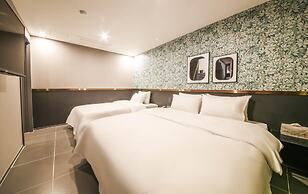 Gupo Brown-Dot Hotel