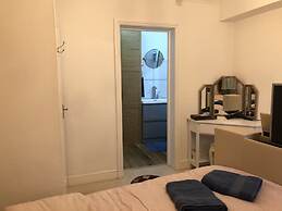 Beautiful 2 Bed Balcony Apart Seafront Eastbourne