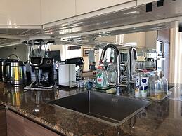 Beautiful 2 Bed Balcony Apart Seafront Eastbourne