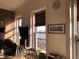 Beautiful 2 Bed Balcony Apart Seafront Eastbourne