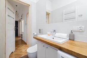 Old Town Basztowa Apartment by Renters