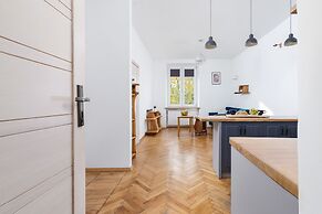 Old Town Basztowa Apartment by Renters