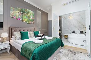 Studio With Jacuzzi by Renters Prestige