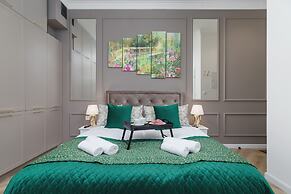 Studio With Jacuzzi by Renters Prestige