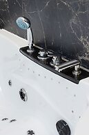 Studio With Jacuzzi by Renters Prestige