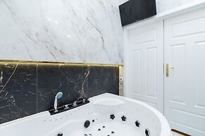 Studio With Jacuzzi by Renters Prestige