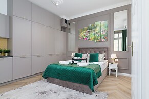 Studio With Jacuzzi by Renters Prestige