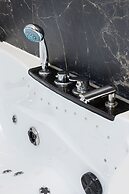 Studio With Jacuzzi by Renters Prestige