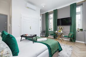 Studio With Jacuzzi by Renters Prestige