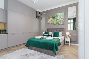 Studio With Jacuzzi by Renters Prestige