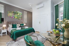 Studio With Jacuzzi by Renters Prestige