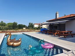 FAMILY APARTMENT HOUSE LUCIJA WITH POOL