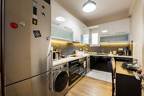 2br renovated flat close to metro