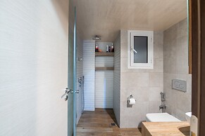 2br renovated flat close to metro