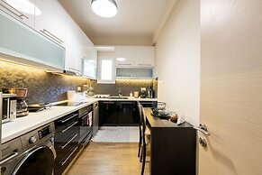 2br renovated flat close to metro