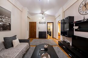 2br renovated flat close to metro