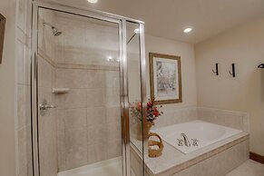 Beautiful Unit in Quiet Area w/ Shuttle to Slopes