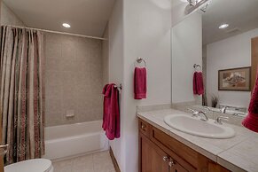 Beautiful Unit in Quiet Area w/ Shuttle to Slopes