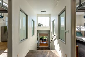 Bay View on Burrell - close to beaches