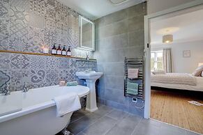 Luxury 1 bed Cottage With hot tub and log Burner