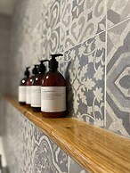 Luxury 1 bed Cottage With hot tub and log Burner