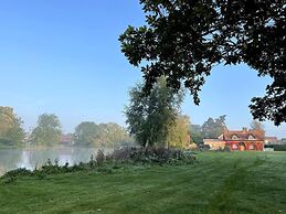 Luxury 1 bed Cottage With hot tub and log Burner