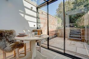 Luxury 1 bed Cottage With hot tub and log Burner