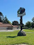 Luxury 1 bed Cottage With hot tub and log Burner