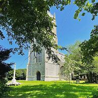 Luxury 1 bed Cottage With hot tub and log Burner