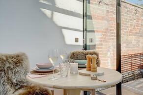 Luxury 1 bed Cottage With hot tub and log Burner