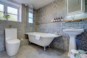 Luxury 1 bed Cottage With hot tub and log Burner