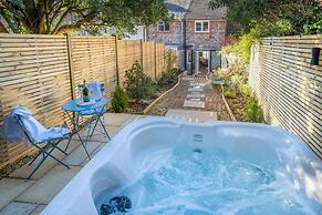 Luxury 1 bed Cottage With hot tub and log Burner