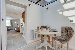 Luxury 1 bed Cottage With hot tub and log Burner