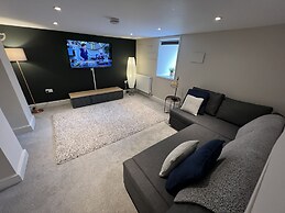 Luxurious Victorian Villa With Parking, Sleeps six