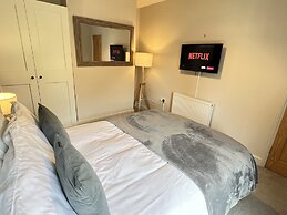 Luxurious Victorian Villa With Parking, Sleeps six