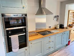 Luxurious Victorian Villa With Parking, Sleeps six