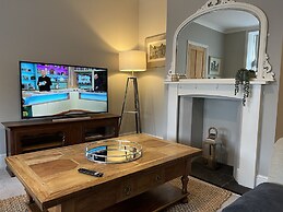 Luxurious Victorian Villa With Parking, Sleeps six