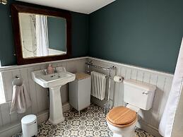 Luxurious Victorian Villa With Parking, Sleeps six