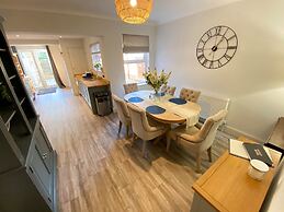 Luxurious Victorian Villa With Parking, Sleeps six