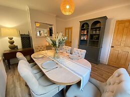 Luxurious Victorian Villa With Parking, Sleeps six